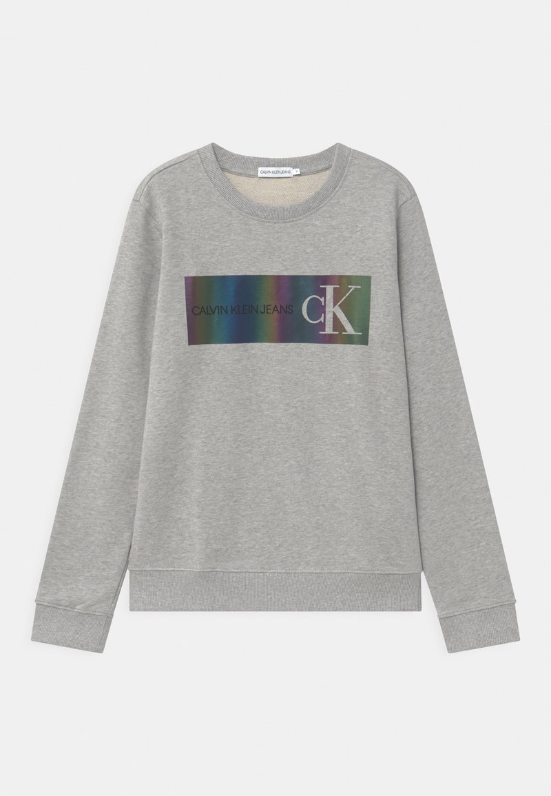Šedá mikina s dlouhými rukávy, ribbovanými manžetami a spodním lemem, se obdélníkovým logem ve stupňovaných barvách s nápisem "CALVIN KLEIN JEANS CK."