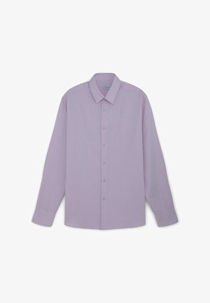 Chemise à manches longues, de couleur violet clair, fabriquée à partir d'un tissu lisse, avec un col classique et une fermeture à bouton, présentant des détails de texture subtils.