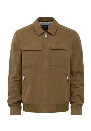 Brązowa materiałowa kurtka z zamkiem błyskawicznym z przodu, dwiema kieszeniami na piersi oraz kieszeniami bocznymi. Posiada stójkę oraz ściągacze na mankietach i u dołu.