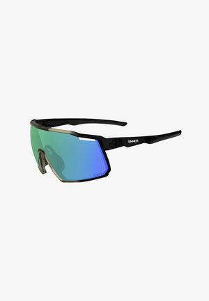 Occhiali da sole sportivi neri avvolgenti con lente a scudo riflettente blu-verde e logo "SINNER" sulla stanghetta.