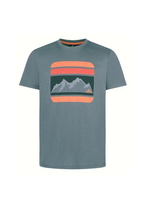 Graues T-Shirt mit kurzen Ärmeln und einem rechteckigen Motiv mit Bergen sowie orange-roten horizontalen Streifen über der Brust.