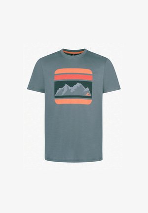Graues T-Shirt mit kurzen Ärmeln und einem rechteckigen Motiv mit Bergen sowie orange-roten horizontalen Streifen über der Brust.