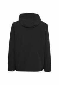 Chaqueta negra con capucha que presenta un diseño simple, mangas largas y un corte recto. Fabricada con una tela suave y ligera sin patrones visibles.