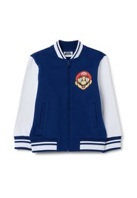 Chaqueta varsity con cremallera para niños, de cuerpo azul, mangas blancas, cuello y puños a rayas, y un logo de cara de Super Mario en el pecho.