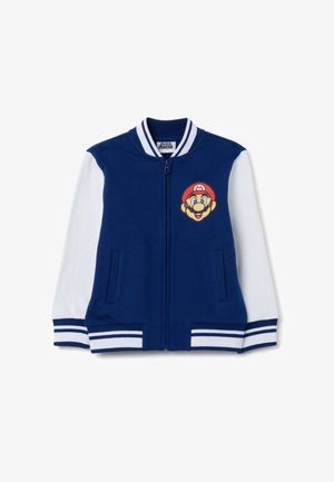 Kinder Zip-Up Varsity-Jacke mit blauem Körper, weißen Ärmeln, gestreiftem Kragen und Bündchen sowie einem Super Mario-Gesichtslogo auf der Brust.