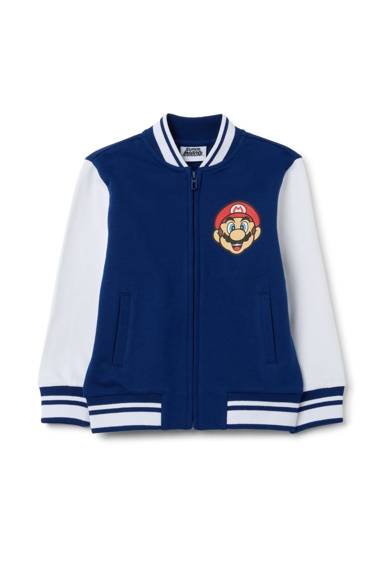 Chaqueta varsity con cremallera para niños, de cuerpo azul, mangas blancas, cuello y puños a rayas, y un logo de cara de Super Mario en el pecho.