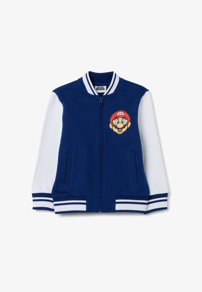 Giacca varsity a zip per bambini con corpo blu, maniche bianche, colletto e polsini a righe, e un logo del volto di Super Mario sul petto.