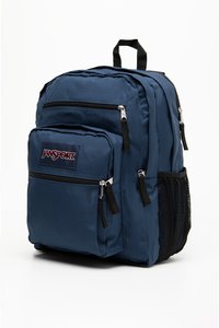 Mørkeblå Jansport ryggsekk med flere lommer, svarte glidelåser, teksturert stoff og en side-lomme i nett for vannflasker.
