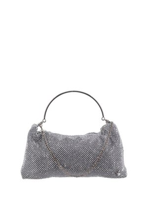Borsa da sera in rete argentata con manico superiore arrotondato e tracolla a catena decorativa su sfondo bianco.