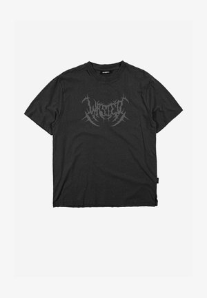 Fekete, rövid ujjú, kerek nyakú póló sötétszürke, részletes grafikus logóval a mellkas közepén, és egy kis címkével az oldalsó szegélyen.