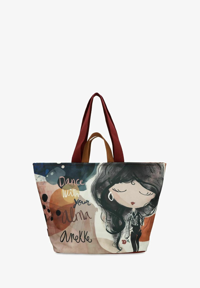 Borsa a tracolla grande con un design colorato che presenta un'illustrazione di una donna. Realizzata in tessuto, ha cinturini rossi e marroni e la scritta "Dance with your Alma."