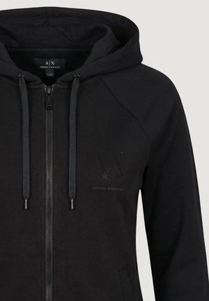 Sudadera negra con cremallera y cordones, logo "A|X Armani Exchange" en el pecho izquierdo en una impresión pequeña y sutil.