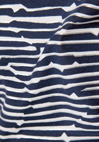 Marineblaues Gewebe mit horizontalen Streifen in Weiß und metallischem Silber, wobei verschiedene Formen und Breiten ein strukturiertes Erscheinungsbild erzeugen.