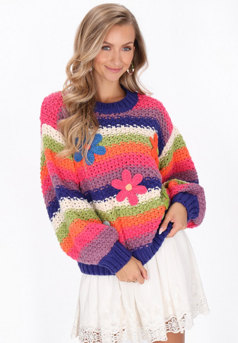 Mehrfarbiger Strickpullover mit horizontalen Streifen in Pink, Grün, Orange und Lila; verziert mit floralen Applikationen und gerippten Bündchen.