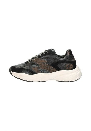Zwarte en bruine sport sneakers met een mix van textuurmaterialen, opvallende netpanelen en een dikke witte zool. Zilveren veters maken het ontwerp af.