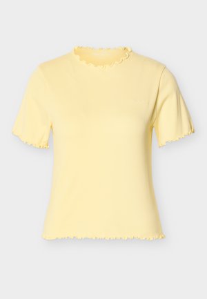 Ανοιχτό κίτρινο ριμπ κοντομάνικο τοπ με λεπτομέρεια κυματιστού τελειώματος στη λαιμόκοψη, τα μανίκια και το τελείωμα, σε απλό λευκό φόντο.