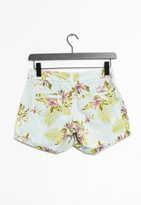 Pantalones cortos con patrón floral en tela azul claro, con flores tropicales rosas y verdes, corte clásico y dos bolsillos traseros.