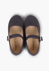 Zapatos Mary Jane de ante morado oscuro con punta redonda, tira elástica y hebilla plateada, con un forro interior beige.