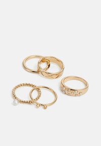 Kull five kuldset ringide komplekt, mis sisaldab erineva disainiga rõngaid: punutud, siledad, tekstureeritud ja kaunistatud väikeste pärlitega. Erinevad kujundid ja suurused.