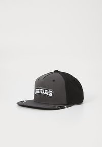 Μαύρο και γκρι καπέλο snapback με κεντητό λογότυπο "ADIDAS" μπροστά, επίπεδη σκιά και αντιθετικό σχέδιο από κάτω. Υλικό μίγμας βαμβακιού.