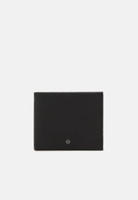 Črn usnjen denarnica z teksturirano površino, zložljiv oblik, s srebrnim naglasicam na sredini in ravnimi robovi. Kompaktna velikost.