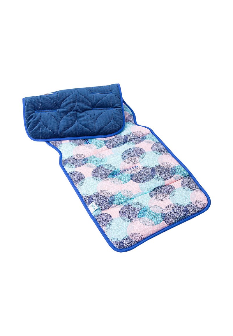 Niebiesko wykończony, wyściełany wkład do wózka dla niemowląt z granatowym pikowanym zagłówkiem i kolorowym wzorem kółek na głównym obszarze poduszki.