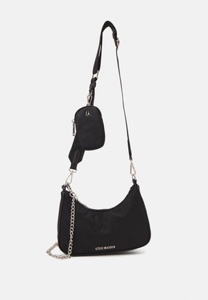 Mala de ombro em nylon preta com forma curva, detalhe em corrente prateada, bolsa mini destacável e alça ajustável; apresenta o logótipo "Steve Madden".