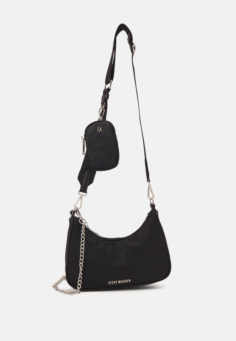 Mala de ombro em nylon preta com forma curva, detalhe em corrente prateada, bolsa mini destacável e alça ajustável; apresenta o logótipo "Steve Madden".