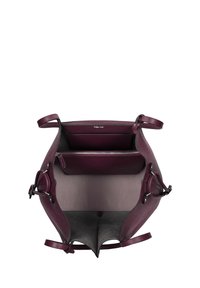 Bordeaux leren handtas met een brede opening, twee binnencompartimenten, een ritszak en twee korte handvatten. Effen textuur met subtiele stiksel.