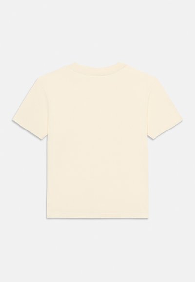 Απλό off-white κοντομάνικο T-shirt με στρογγυλή λαιμόκοψη, εμφανιζόμενο από πίσω σε ανοιχτό γκρι φόντο.