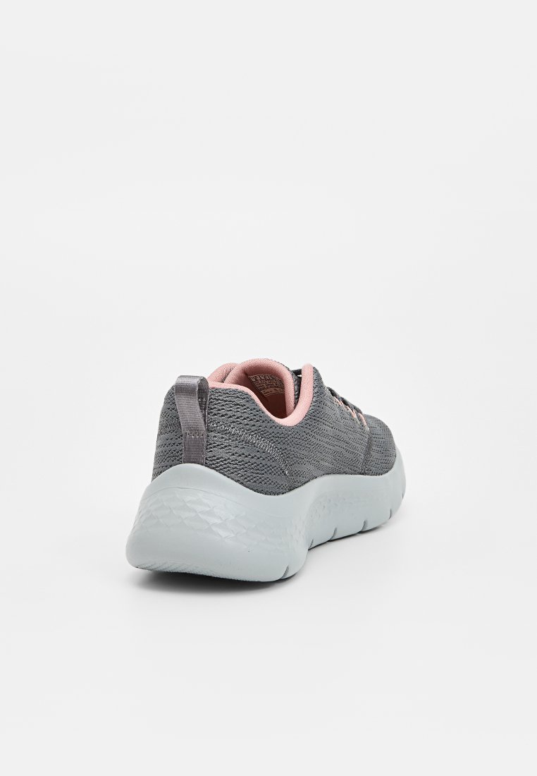 Grauer Sportschuh mit einem strukturierten Mesh-Obermaterial, pinken Akzenten und einer dicken, gepolsterten hellgrauen Sohle. Verfügt über eine Zuglasche an der Ferse.