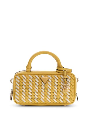 Sac à main rectangulaire jaune avec motif diagonal tissé, poignée supérieure, fermeture éclair et petits charms suspendus.