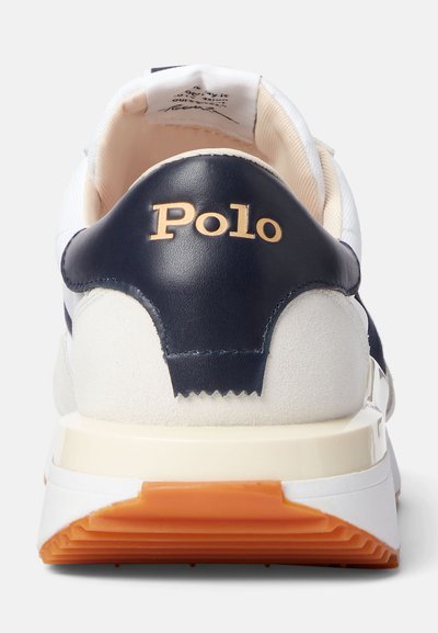 Sneaker in pelle blu e tessuto bianco con tallone imbottito, suola in gomma arancione e logo "Polo" dorato sul retro. Dettagli in materiale testurizzato.