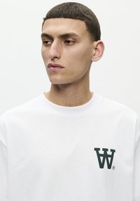 DOUBLE A BY W.W. LIAM AACHEST - Tričko s potlačou - bright white