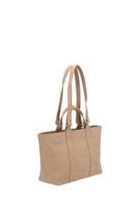 Borsa tote in pelle beige martellata con manici lunghi e corti, forma rettangolare e nome del marchio discreto sul pannello frontale.