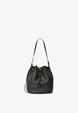 Sac seau en cuir noir avec des clous dorés, une fermeture à cordon, une bandoulière et le nom de la marque MARC ELLIS à l'avant.