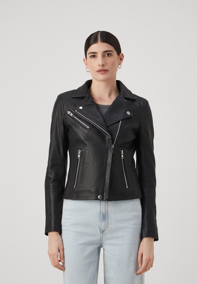 Svart skinnbikerjakke med slagkrage, asymmetrisk frontglidelås og to glidelåslommer. Fitted design med lange ermer.