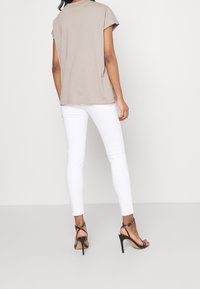 Levi's® Vaqueros pitillo - white