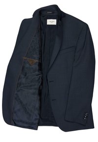 Marineblauwe blazer met een geknipt revers, twee voorzakken en een ingewikkelde gevoerde binnenzijde. Heeft donkere knopen en een strakke stoftextuur.