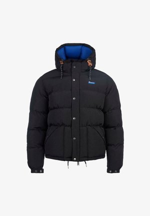 Mustapuffatakki, jossa on sininen vuorattu huppu, edessä napit, nyörit ruskeilla pysäyttimillä ja kaksi sivutaskua.