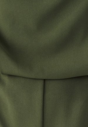 Olivzaļš audums ar gludu tekstūru, kam piemīt krokojums. Materiāls šķiet izturīgs un tam ir viegls spīdums.