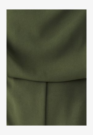 Olivengroen stof met een gladde textuur, voorzien van een geplooid ontwerp. Het materiaal lijkt stevig en heeft een subtiele glans.