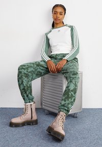 adidas Originals Tracksuit bottoms - trace green/shadow green