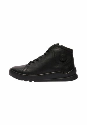 Baskets montantes en cuir noir avec laçage à l’avant et patch rond avec logo à la cheville, semelle plate et adhérence texturée en dessous.