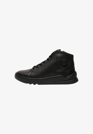 Sneaker alta in pelle nera con chiusura frontale con lacci e toppa rotonda con logo alla caviglia, suola piatta e grip testurizzato sotto.