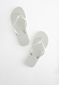 Next PEARLISED PLAITED - REGULAR FIT - Sandaler m/ tåsplit - metallic