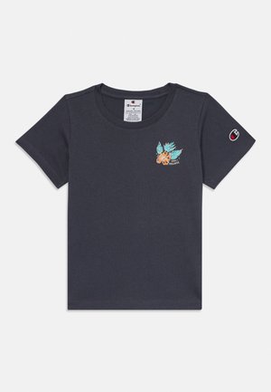 Μπλουζάκι σκούρου γκρι με κοντά μανίκια με μικρό πολύχρωμο λουλουδάτο σχέδιο και κείμενο "Summer Paradise" στο αριστερό στήθος, λογότυπο Champion στο αριστερό μανίκι.