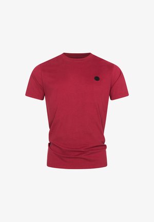 Czerwona bawełniana koszulka, okrągły dekolt, krótkie rękawy; posiada małe czarne logo na klatce piersiowej; gładka tekstura, regularny krój.