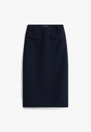 Jupe crayon bleu marine avec poches avant doubles, fabriquée en tissu structuré, dotée d'une texture lisse et de lignes épurées. Design mi-long.