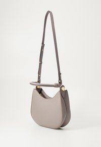 Harmaa nahkainen olkalaukku, jossa on kaareva muotoilu ja kullanväriset metalliosat, varustettu yhdellä säädettävällä olkahihnalla ja teksturoidulla pinnalla.